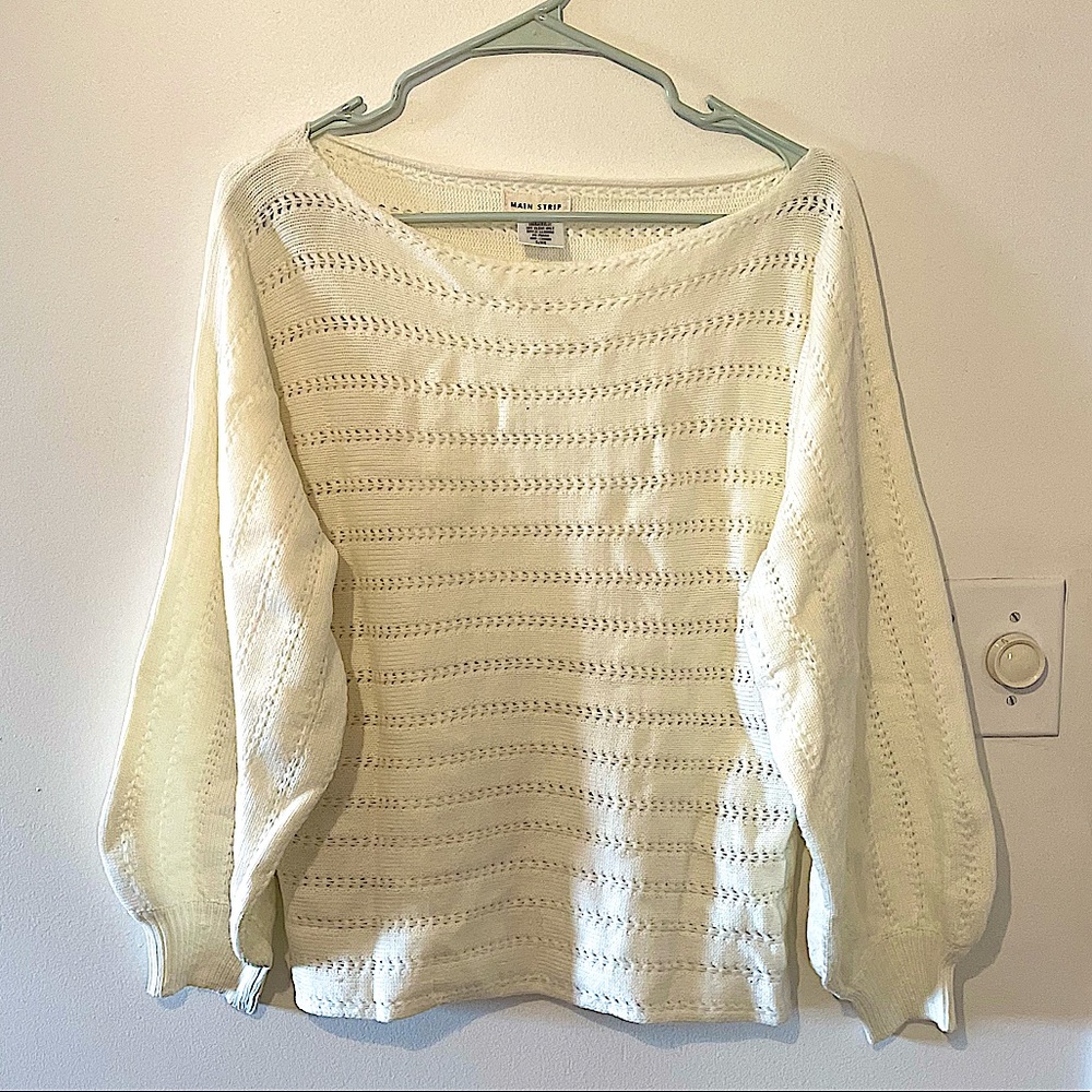 Ivory semi-cropped balloon sleeve sweater.